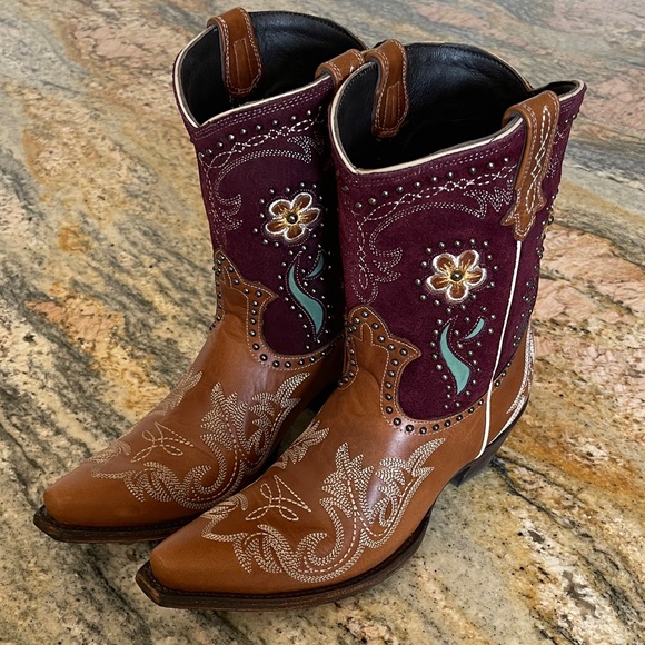 Double D Ranch Shoes - Double D Ranch ROUGHSTOCK Boots
NWB Size 8